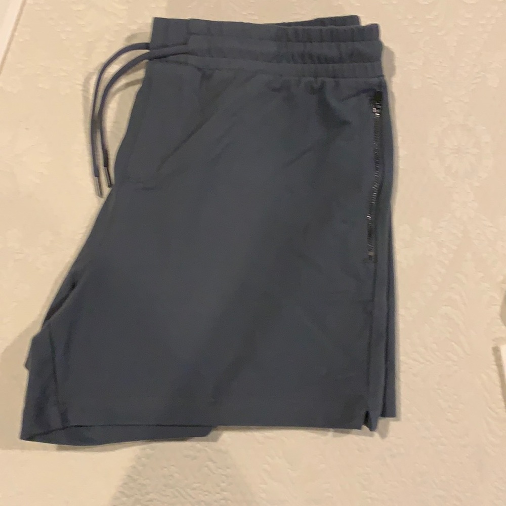 ATHLETIC SHORTS SIZE LARGE